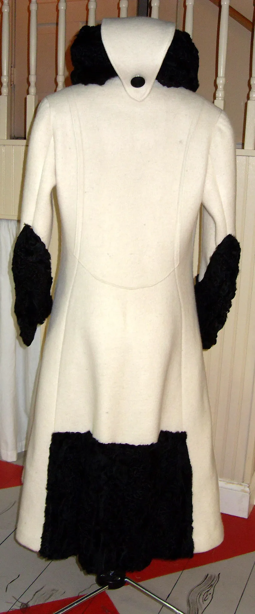 1929 Fur-Trimmed Coat with Large Collar C20-6611