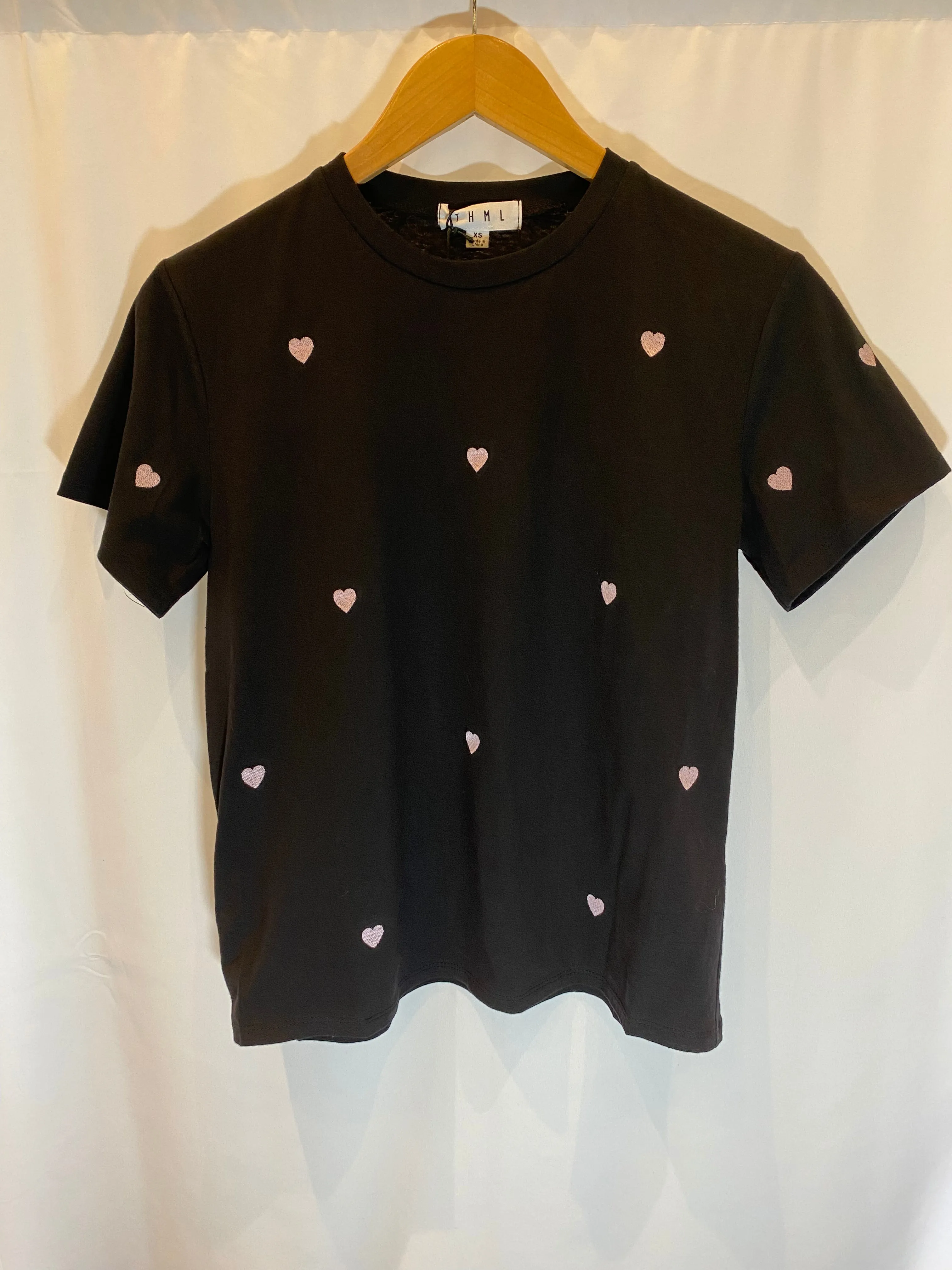 EMBROIDERED HEARTS TEE